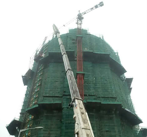 仪征吊车在工地上作业